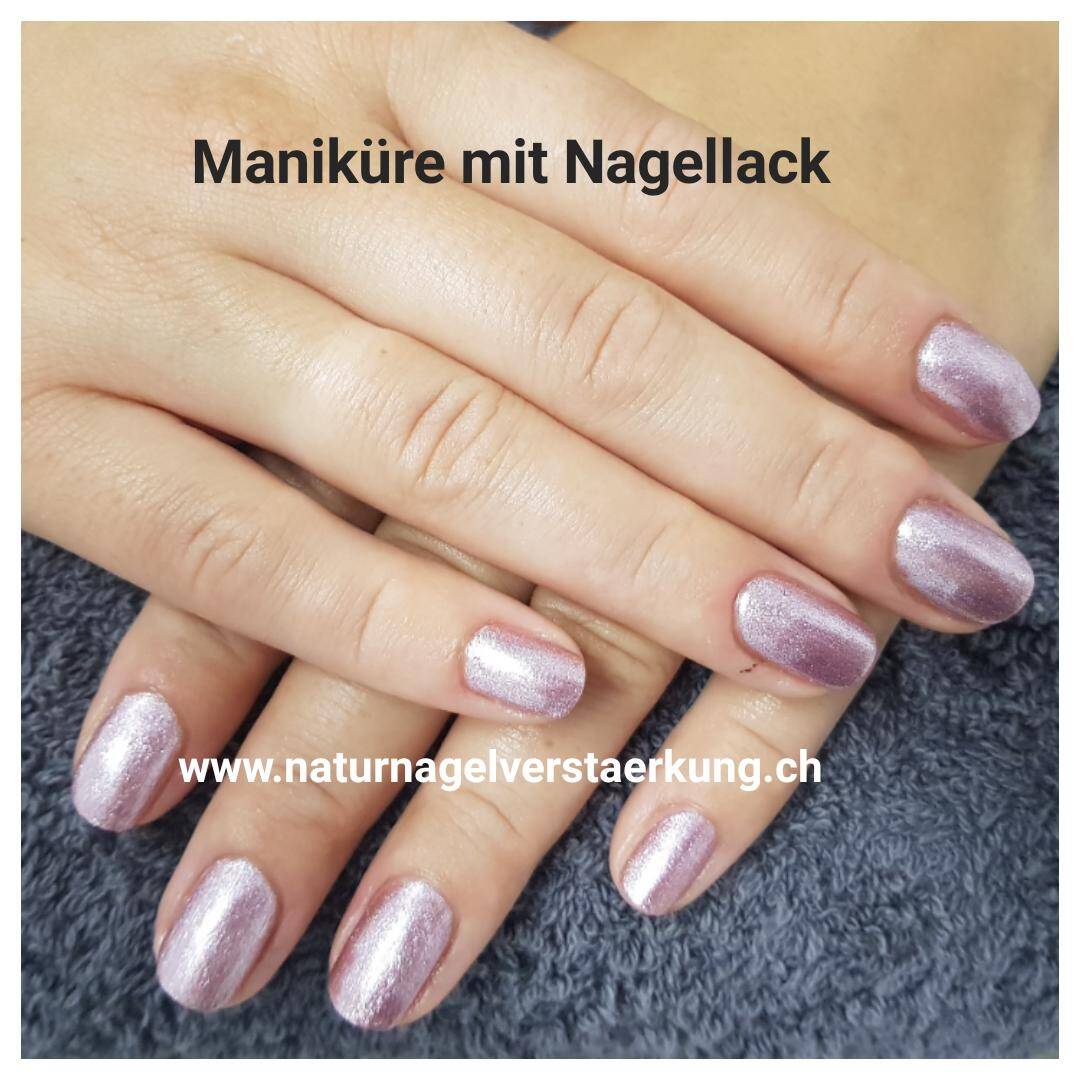 Manikuere mit Nagellack